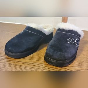 Adorable Ugg black slip on comfortable shoes size 1